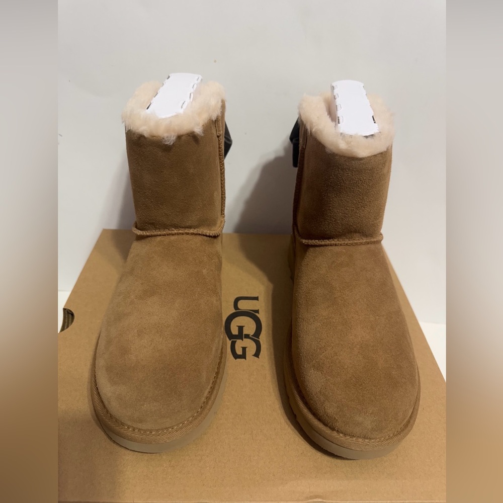 NIB!!Ugg Women’s Mini Bailey Suede Bow In Chestnut US 7